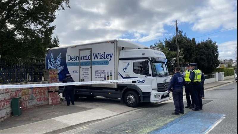 camion sfonda il cancello dell ambasciata russa di dublino