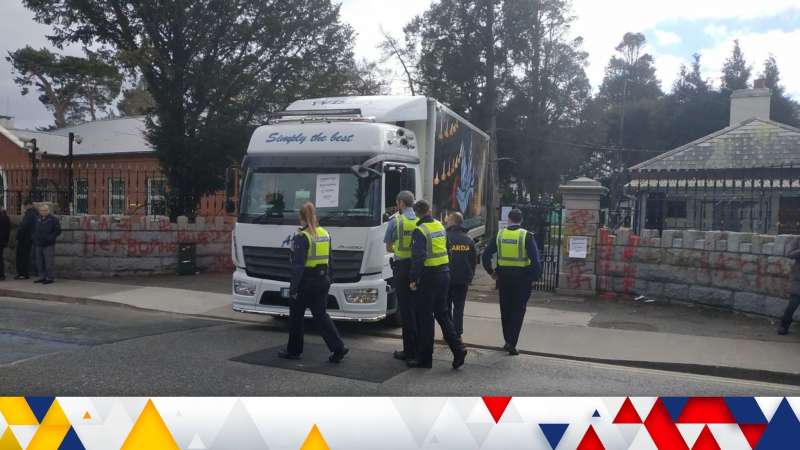 camion sfonda il cancello dell ambasciata russa di dublino