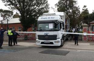 camion sfonda il cancello dell ambasciata russa di dublino