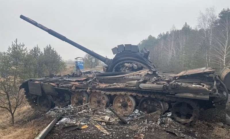 carro armato russo distrutto in ucraina