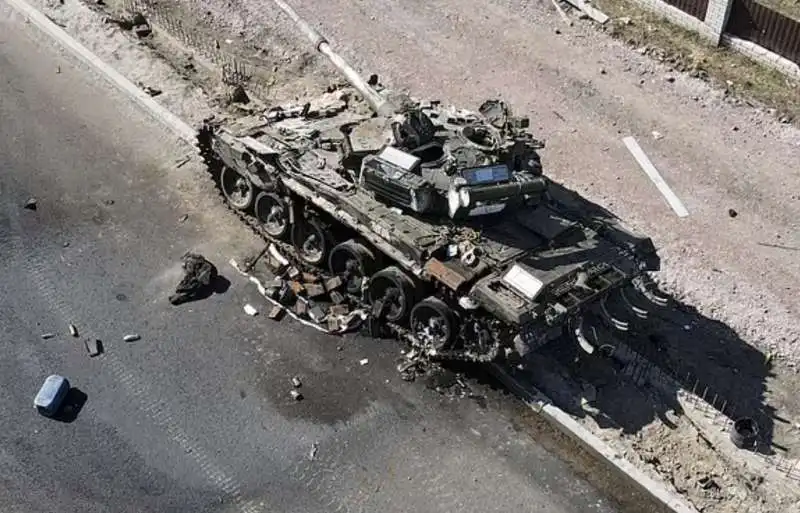 carro armato russo distrutto in ucraina 