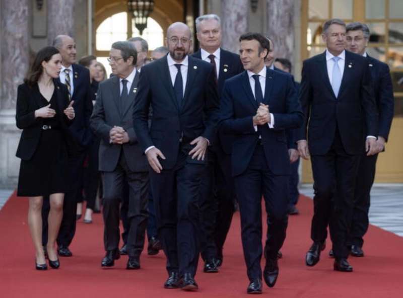 charles michel emmanuel macron vertice europeo a versailles