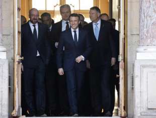 charles michel emmanuel macron vertice europeo a versailles 3