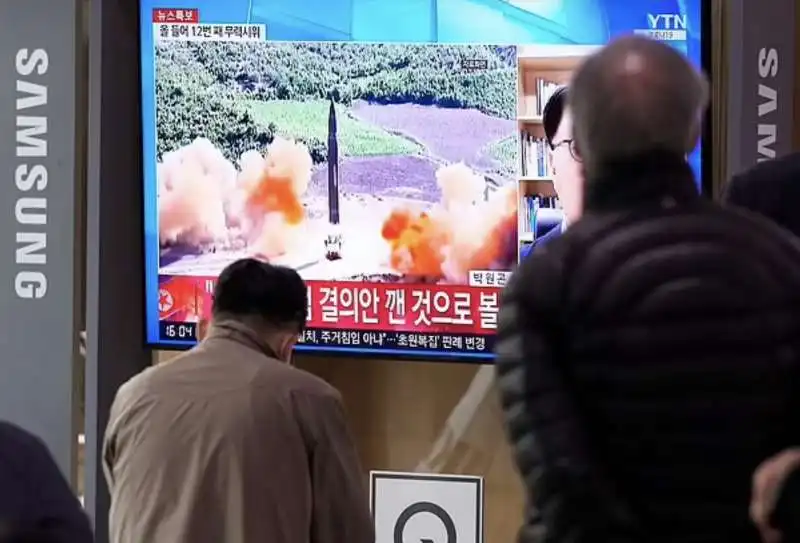 cittadini di seul guardano il lancio di un missile nord coreano 