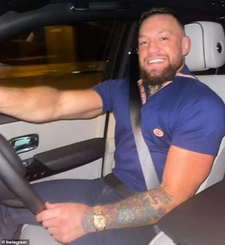 Conor McGregor con la sua Bentley 2