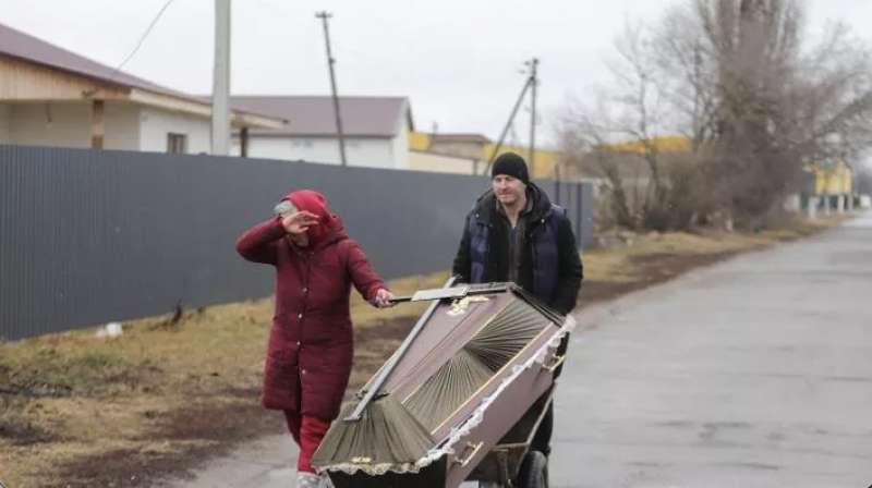 COPPIA UCRAINA TRASPORTA BARA FUORI DA KIEV