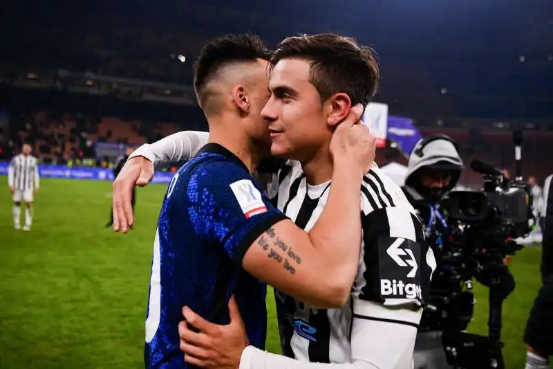 dybala abbraccia lautaro in inter juventus