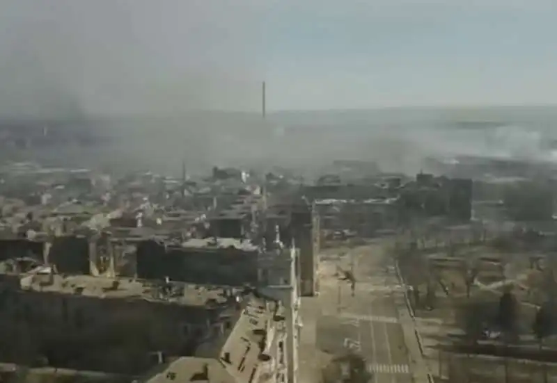 edificio della croce rossa bombardato dai russi a mariupol   1