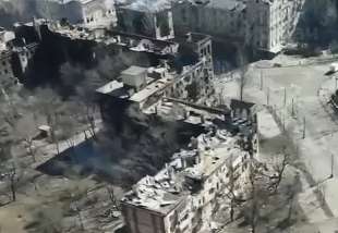 edificio della croce rossa bombardato dai russi a mariupol 3