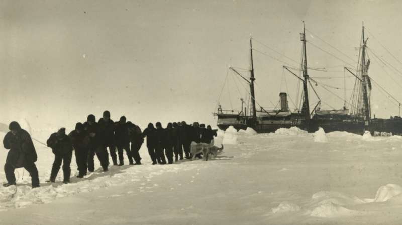 equipaggio della endurance al lavoro sul ghiaccio