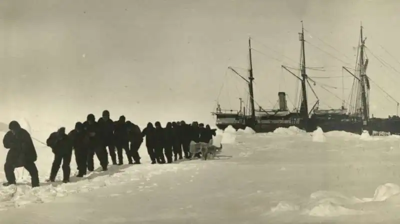 equipaggio della endurance al lavoro sul ghiaccio 