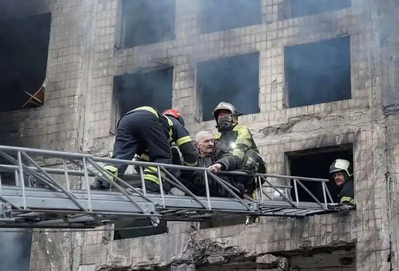 evacuazione di un palazzo di kiev distrutto dai russi