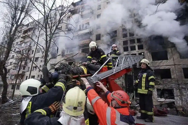 evacuazione di un palazzo di kiev distrutto dai russi 4