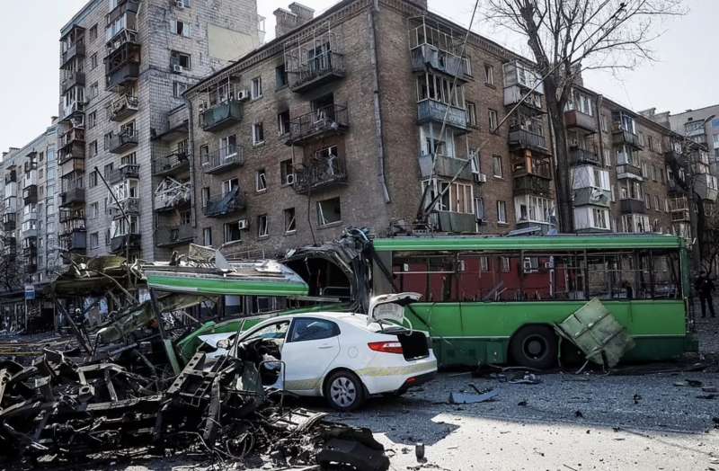 evacuazione di un palazzo di kiev distrutto dai russi 6