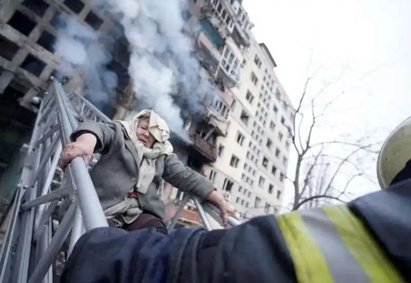 evacuazione di un palazzo di kiev distrutto dai russi 7