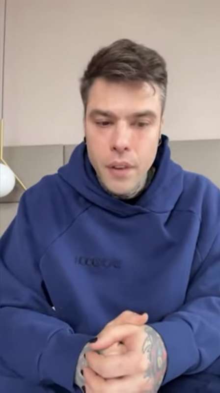 fedez in lacrime racconta di avere una malattia 14