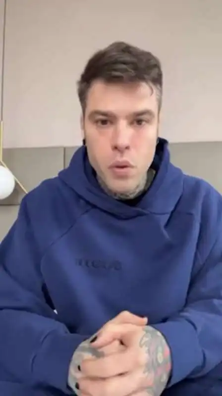 fedez in lacrime racconta di avere una malattia   15