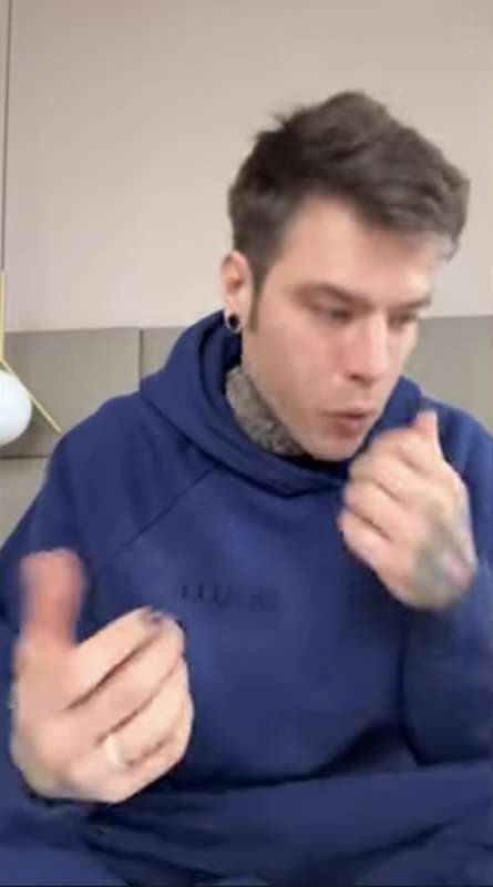 fedez in lacrime racconta di avere una malattia 17