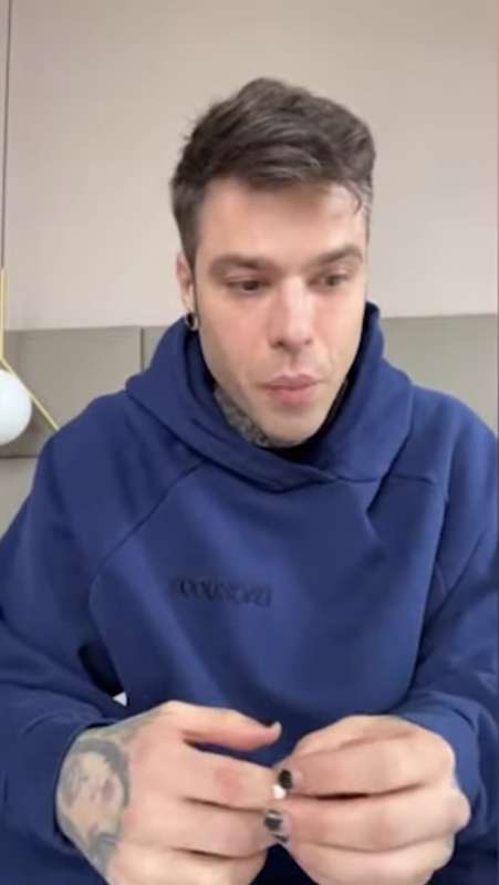 fedez in lacrime racconta di avere una malattia 18