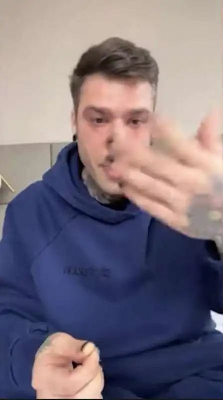 fedez in lacrime racconta di avere una malattia   3