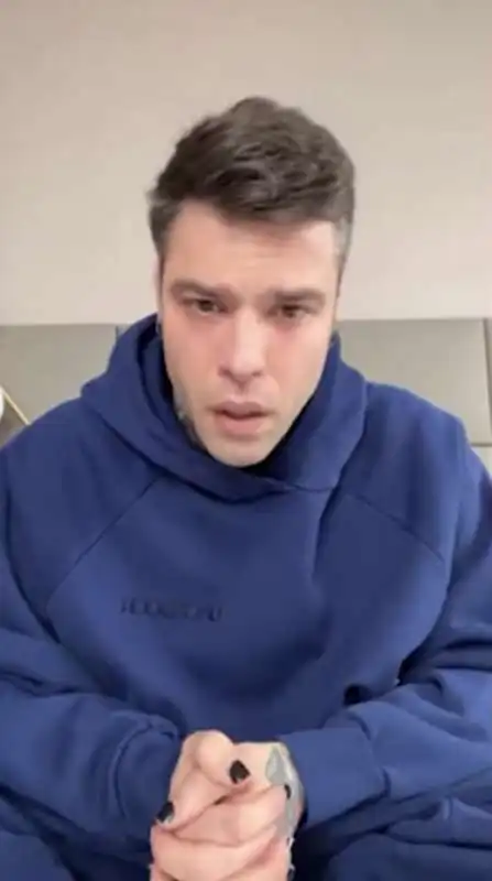 fedez in lacrime racconta di avere una malattia   7