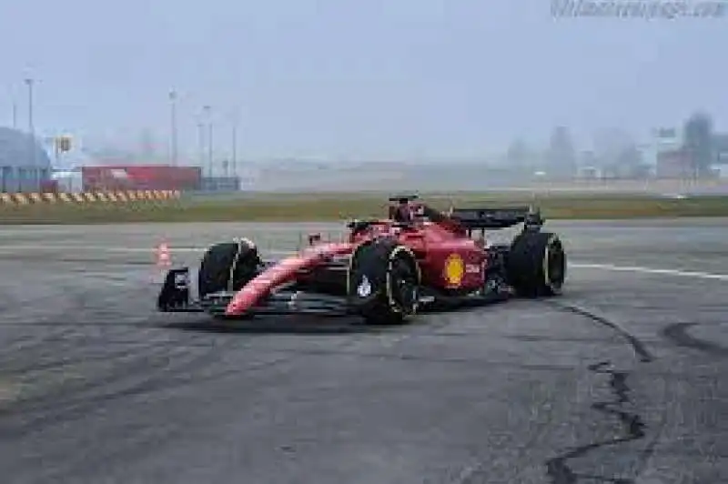 FERRARI SF 75 