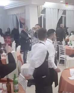 festa delle donne, rissa in un ristorante di napoli 1