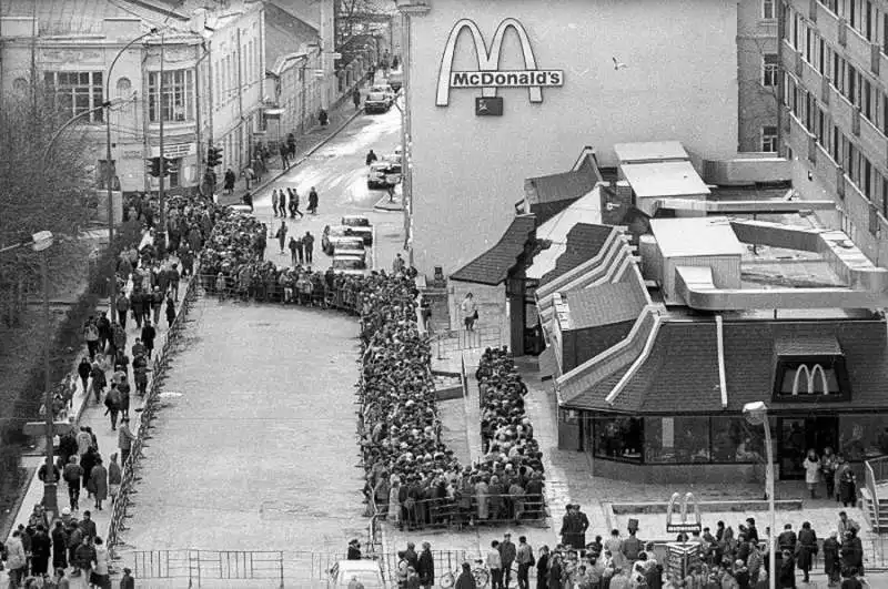 fila per l apertura del mcdonald's di mosca nel 1990 