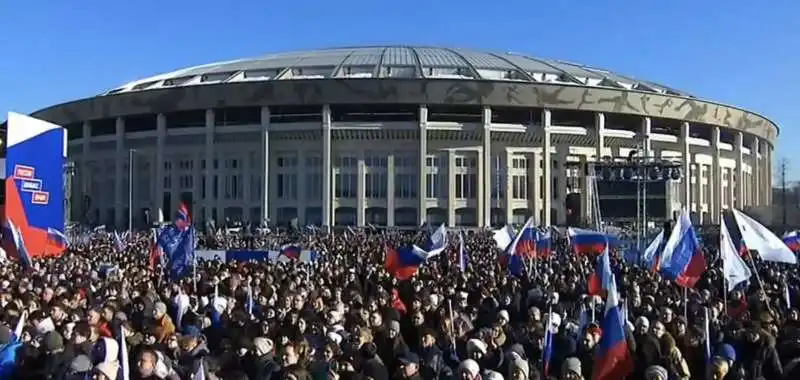 folla allo stadio luzniki di mosca per putin 