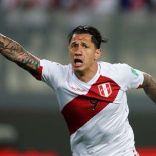 gianluca lapadula con la maglia del peru 1