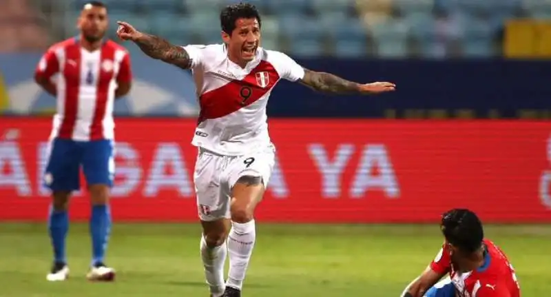 gianluca lapadula con la maglia del peru 2