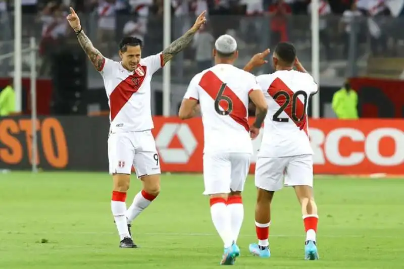 gianluca lapadula con la maglia del peru 3