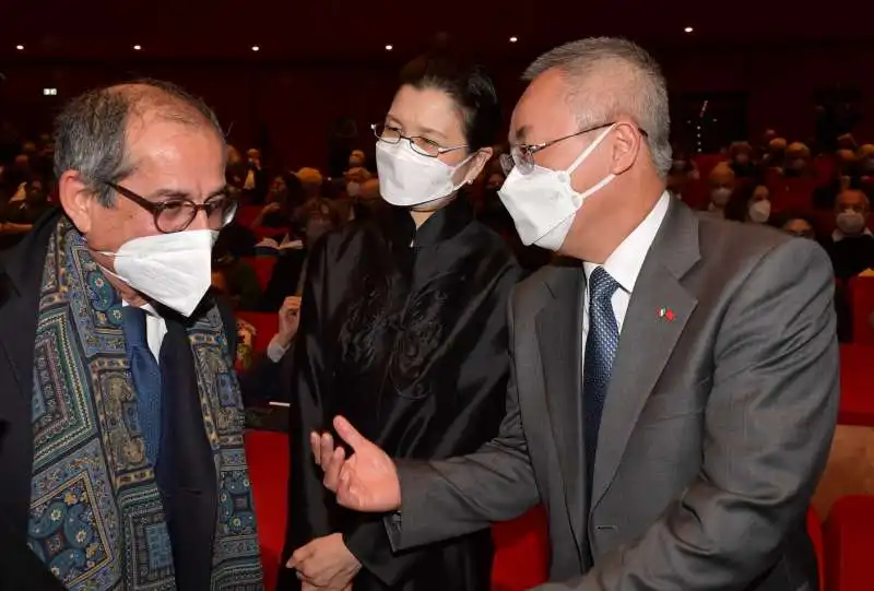 giovanni tria con l ambasciatore li junhua e la moglie bai yongjie  foto di bacco