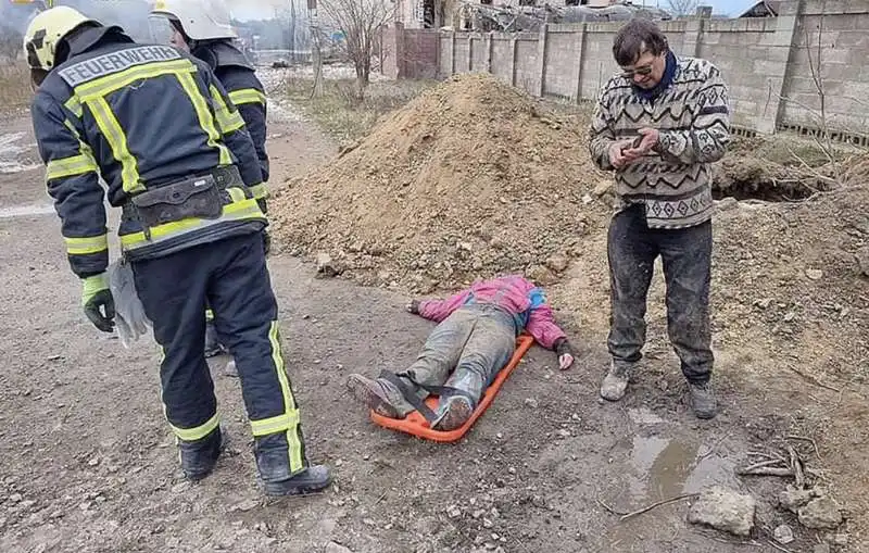 guerra in ucraina   bambino a terra