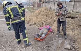 guerra in ucraina bambino a terra