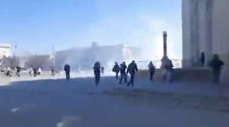 i militari russi sparano sui manifestanti a kherson 3