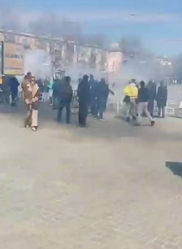 i militari russi sparano sui manifestanti a kherson 4