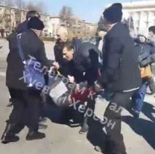 i militari russi sparano sui manifestanti a kherson 7
