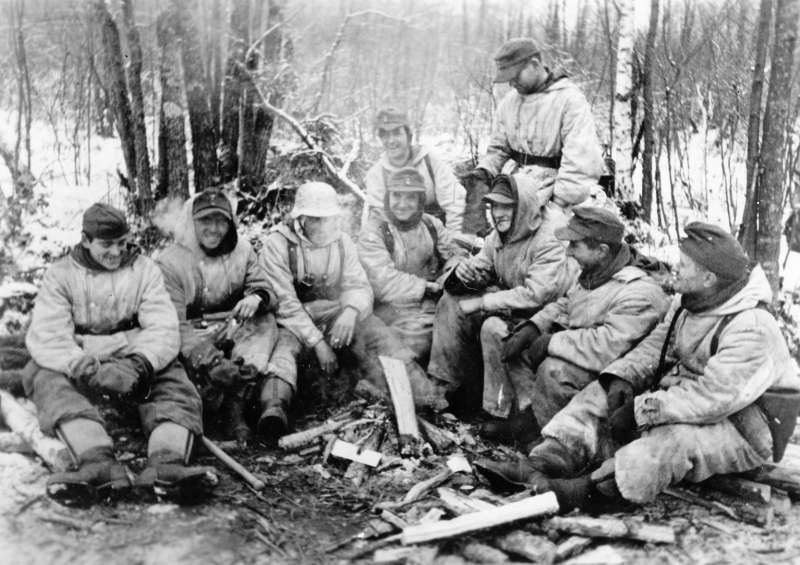 i soldati si tengono al caldo vicino a un fuoco aperto nelle paludi di pinsk, febbraio 1944