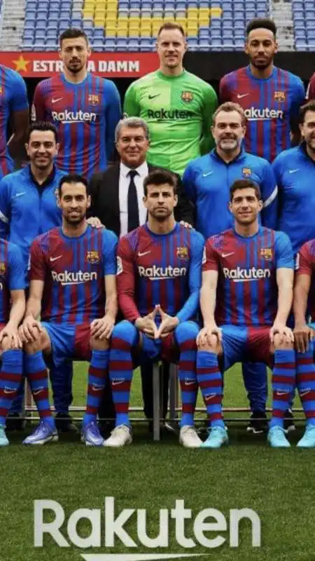 il gesto di pique nella foto di squadra