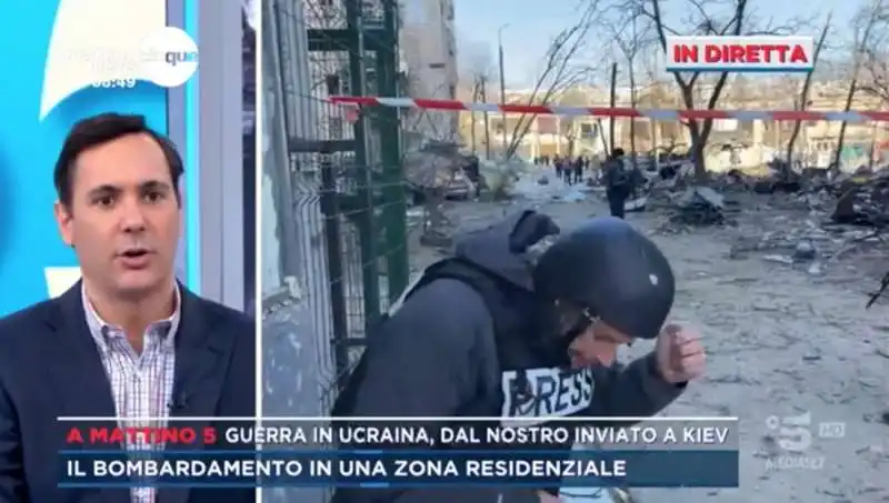 il giornalista mediaset fausto biloslavo colpito da una cassetta della frutta a kiev 1