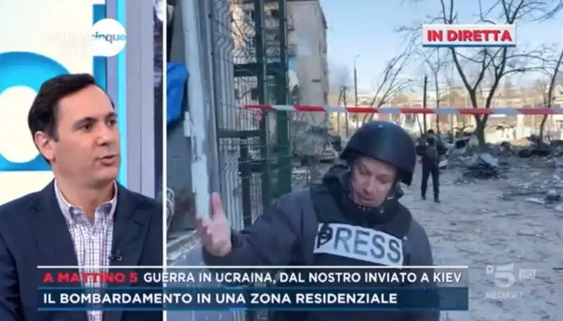 il giornalista mediaset fausto biloslavo colpito da una cassetta della frutta a kiev 3