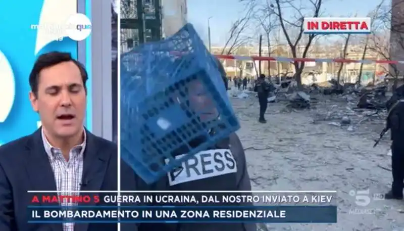 il giornalista mediaset fausto biloslavo colpito da una cassetta della frutta a kiev 6