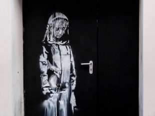 il murale di banksy sulla porta del bataclan 2