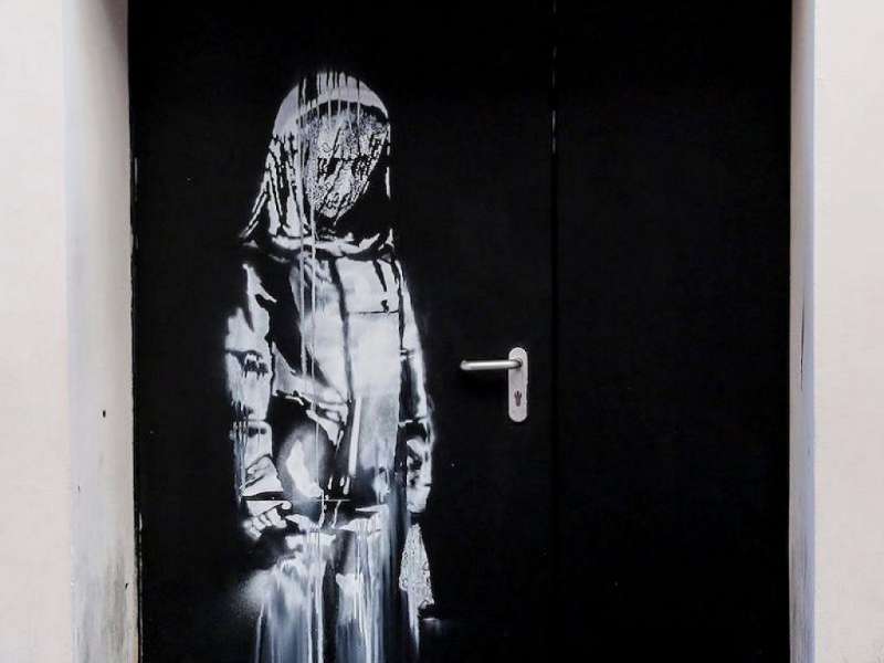 il murale di banksy sulla porta del bataclan 4