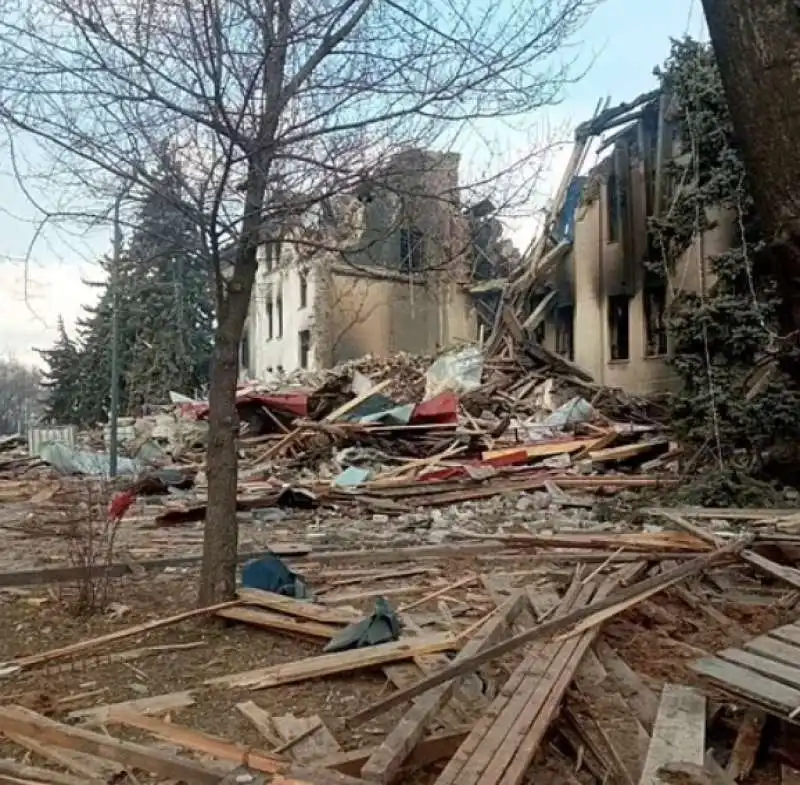 il teatro di mariupol bombardato 6