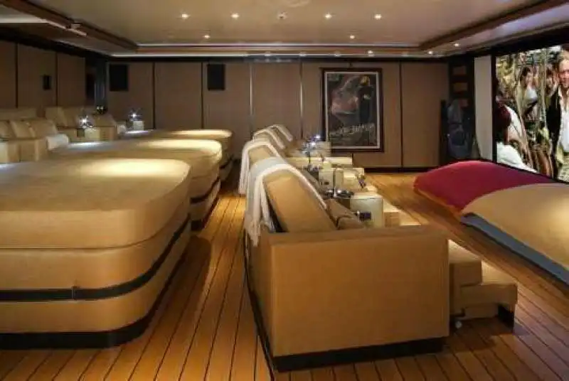 interno dello yacht dilbar 11