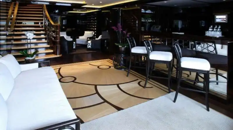 interno dello yacht dilbar 15