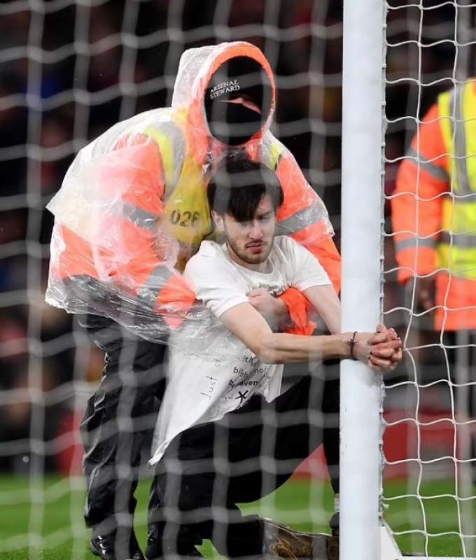 invasore di campo si lega al palo durante arsenal liverpool