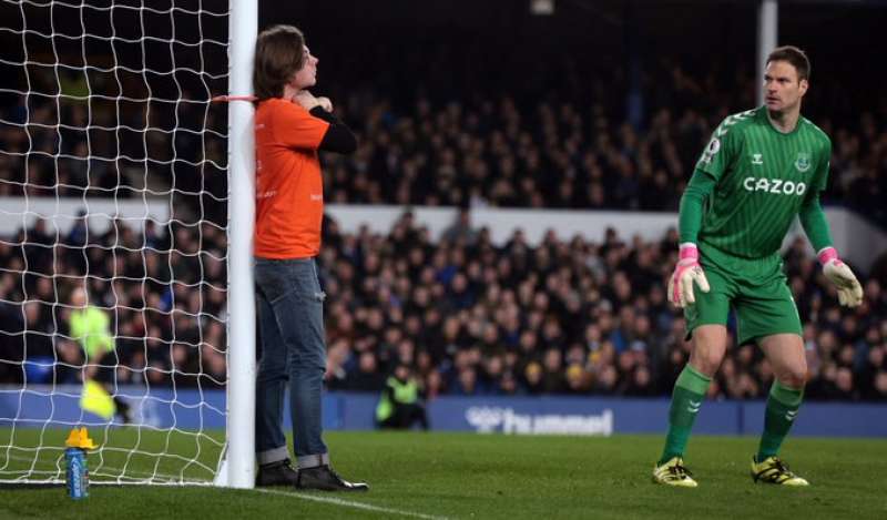 invasore di campo si lega al palo durante everton newcastle